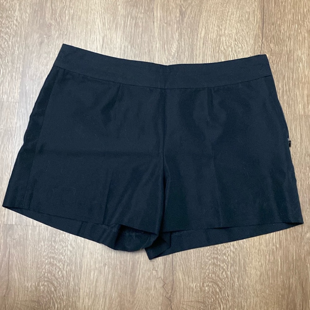 Gap size 4 black flared out dress pant shorts with side zipper
